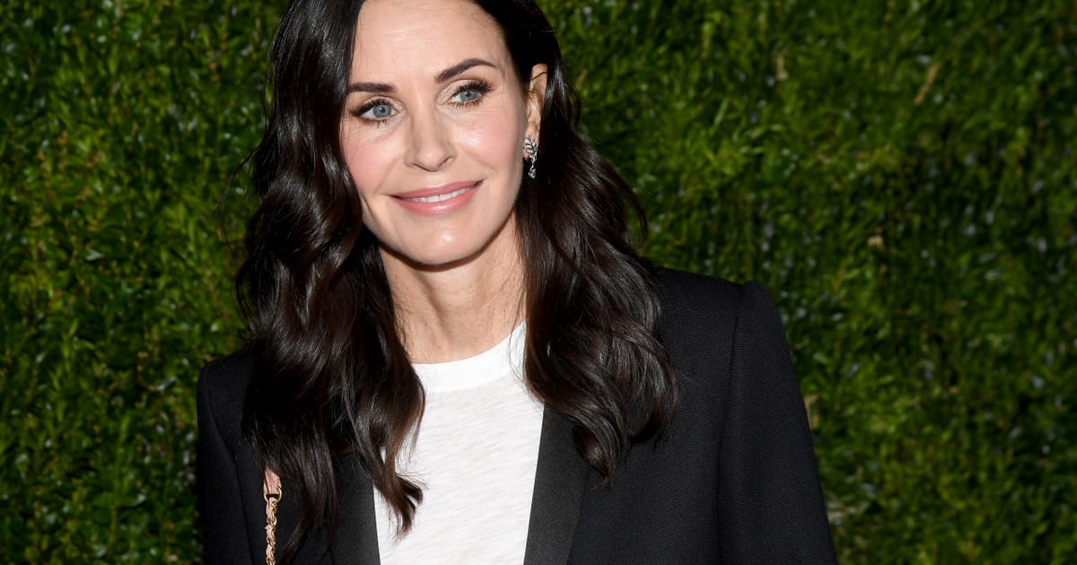 Courteney Cox, a 59 éves színésznő bikiniben villantotta meg tökéletes alakját: lenyűgöző jelenet egy jeges fürdőben