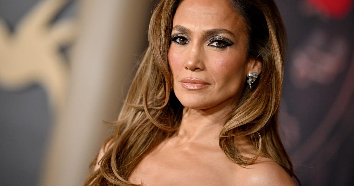 Dögös Jennifer Lopez megmutatja tökéletes alakját áttetsző ruhában