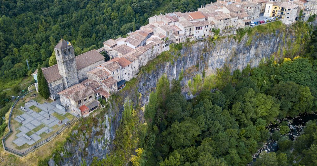 A szűk utcák hajmeresztő bája: az élet a sziklára épült középkori faluban