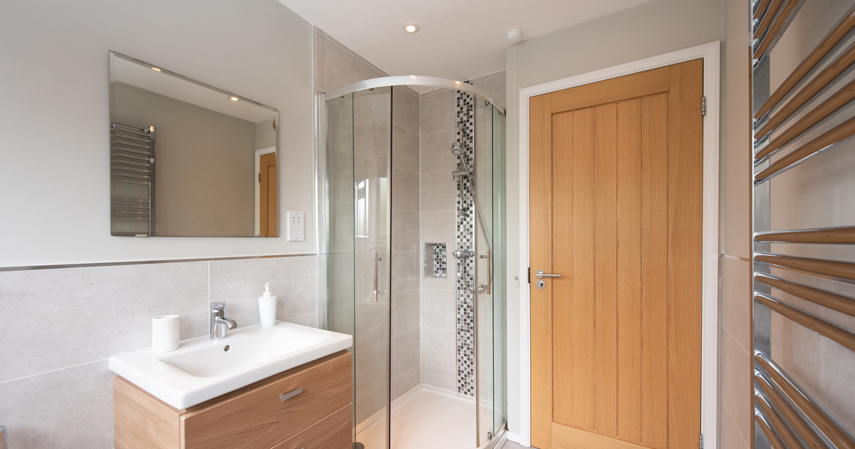 Zuhanyfülkés helykihasználás: 5 tipp az stílusos és praktikus fürdőszoba kialakításához
