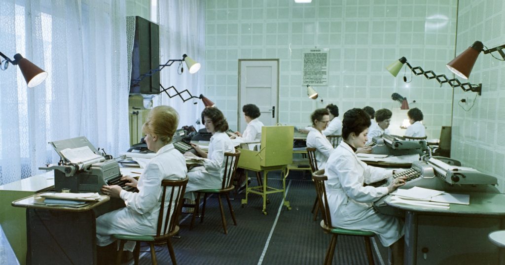 A múlt századi irodák korszaka: Fotógaléria a munkahelyi élet régmúlt időkbeli hangulatáról