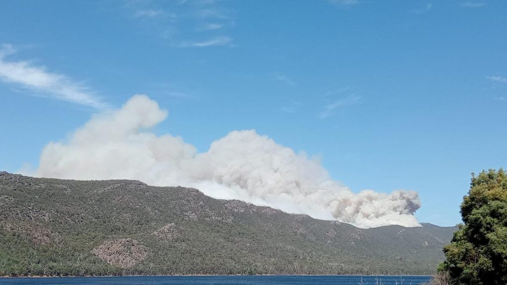 Ausztrália ég: otthonok pusztulnak tűzben, lakosok menekülnek – videók a helyszínről