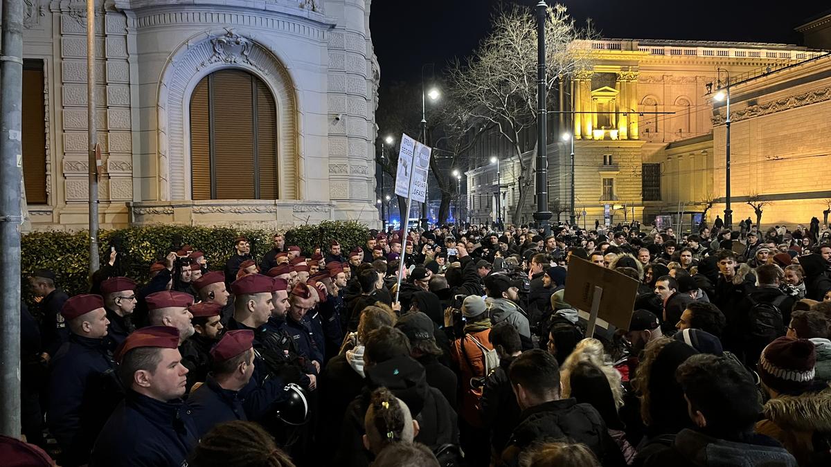 Rendőri intézkedések a tegnapi tüntetésen: Kiemelt személyek és feljelentés a nap eseményeiről.