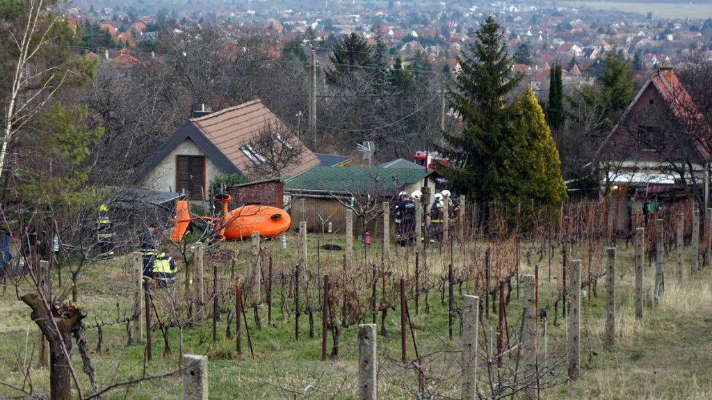 Sokkoló esemény Budaörsön: repülőgép zuhanása egy családi kertbe