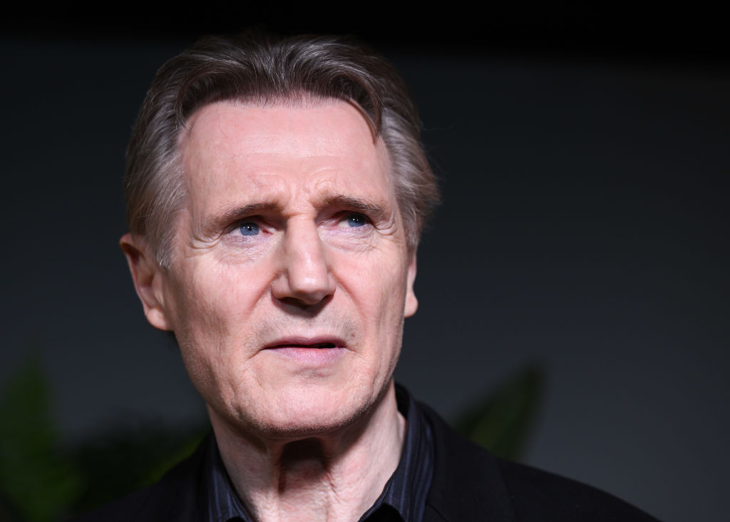 Liam Neeson magyar hangját a Színházi Dolgozók Szakszervezetének elnöke kölcsönzi a sorozatban, miután Csernák Jánostől megvonták