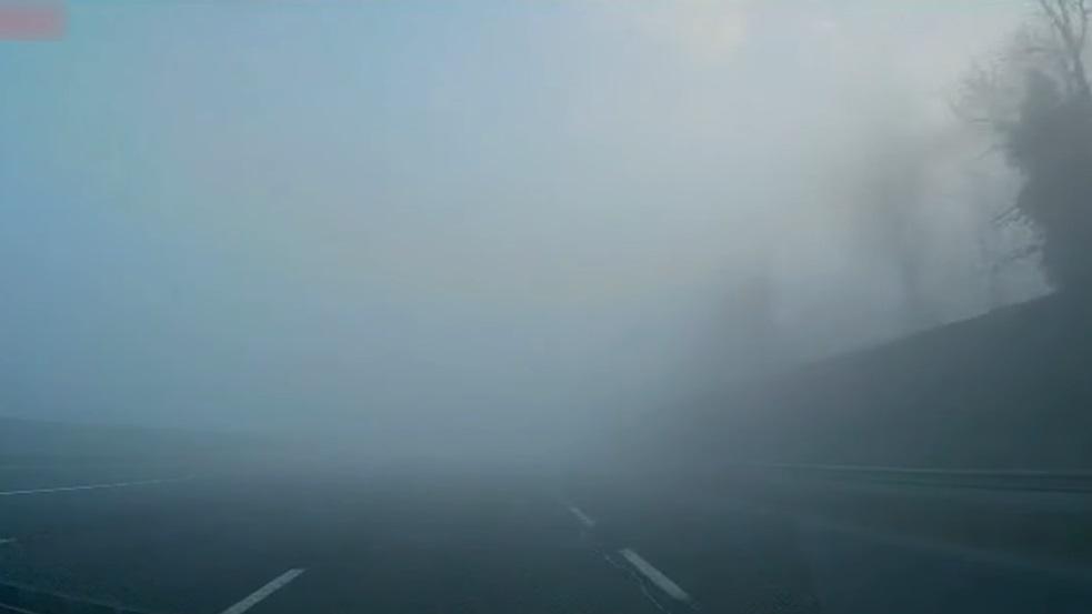 Életveszélyes pillanatok az M7-esen: hátborzongatóan sűrű ködbe hajtva
