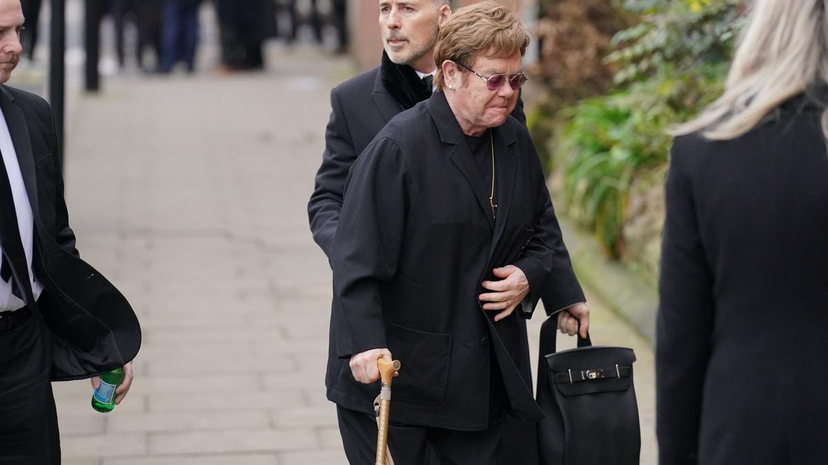 Elton John megrázó állapotban: megdöbbentő fotók mutatják megöregedését és járási nehézségeit!