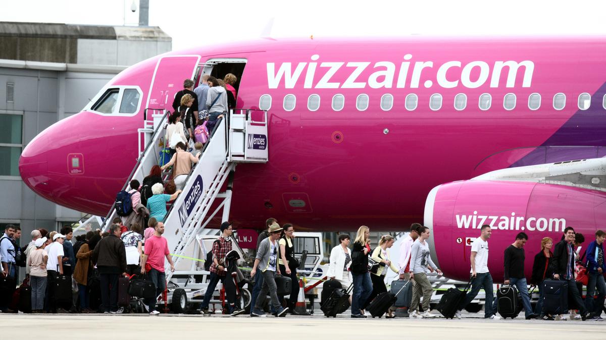 A cím egy kicsit pontosítva és hatásosabbá téve lehetne például: “WizzAir hatalmas visszaesésének következményei: nagy érvágás a légitársaságnak