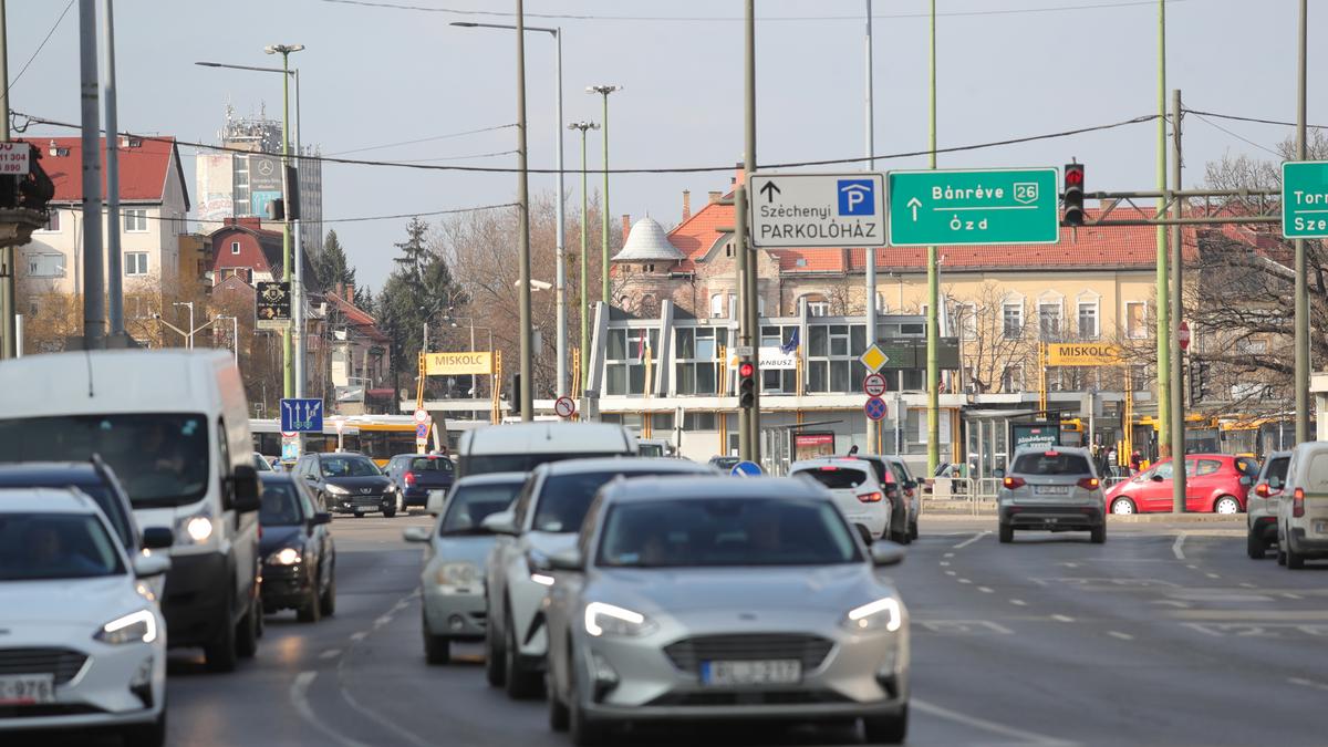 Rémisztő felvétel: egy sávban áthajtott, a másikban durván eltalálták