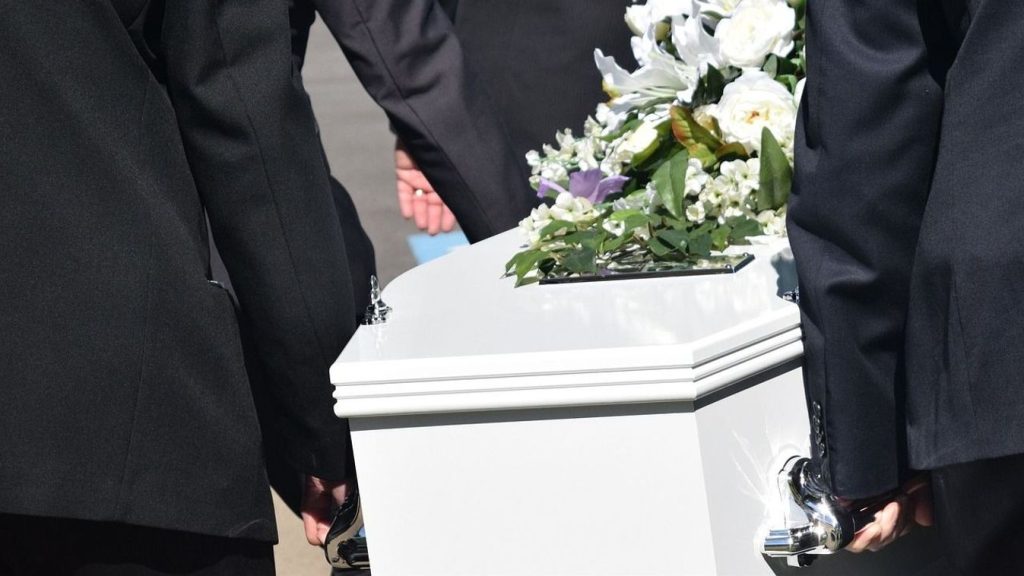 Elképesztő tragédia: az édesanya 4 év után újra el kell temetnie kisfiát a hatóság hatalmas hibája miatt