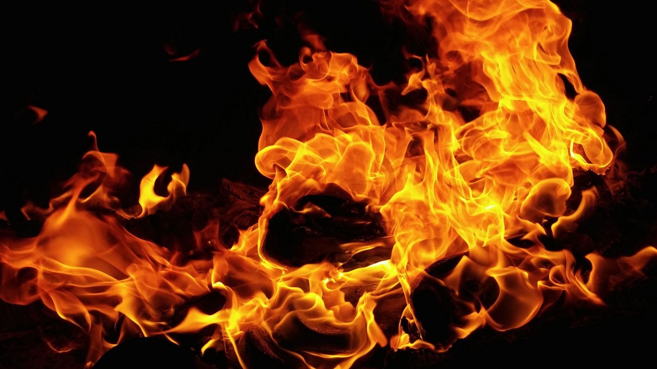 Az égbe szállt a lángoktól – hatalmas káoszt okozott a kamiontűz Ecsernél