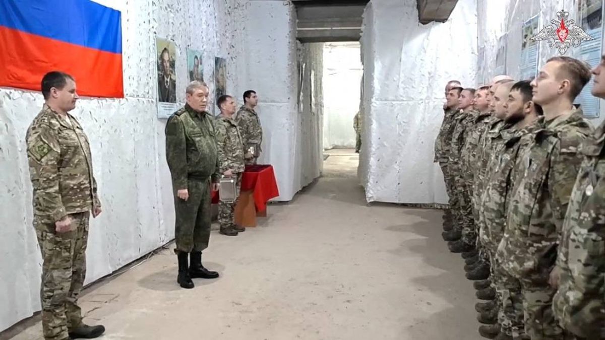 Az “Orosz főparancsnok Ukrajnába utazott: félelem és feszültség az egekben” című cikkhatásos lehet.