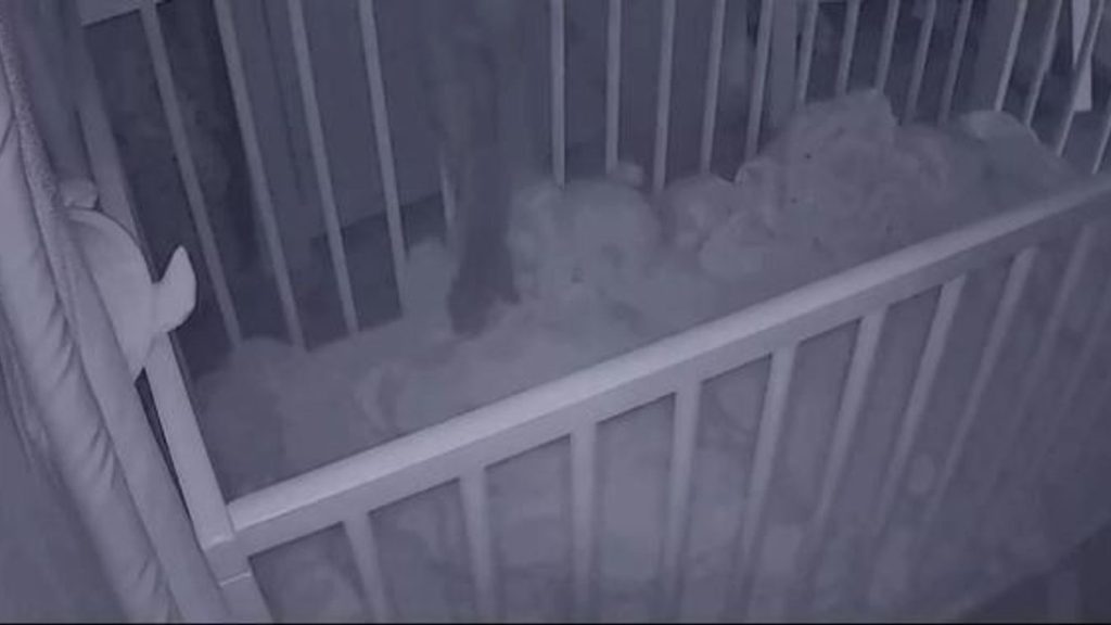 A kísérteties felvétel: Egy szellem keze megérinti a kisbabát a babamonitoron