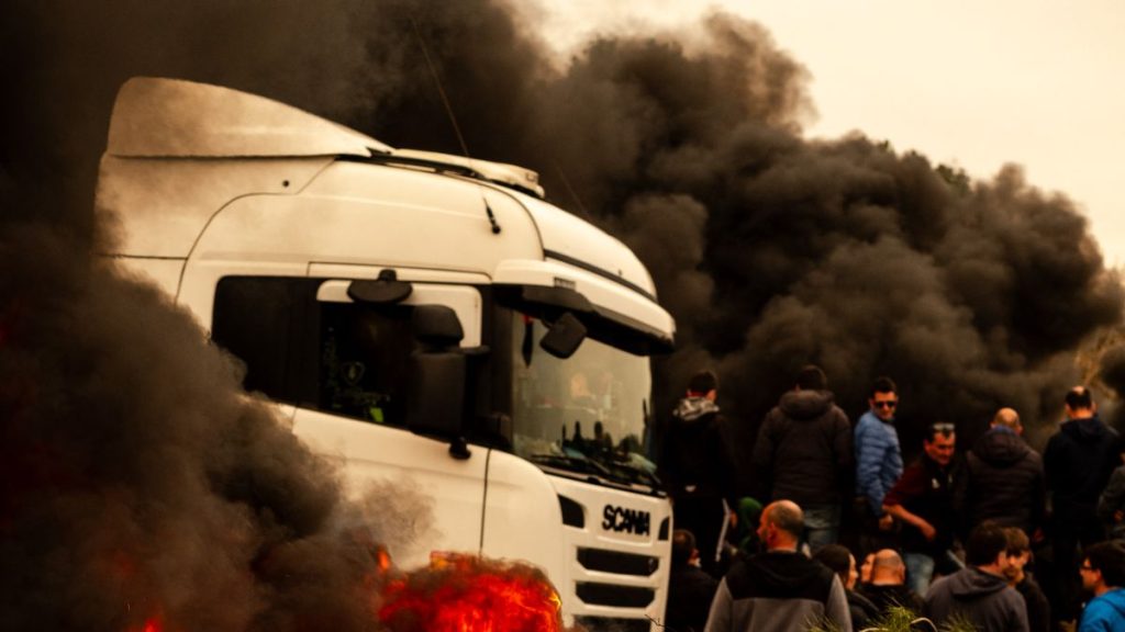 Bizarr jelenetek Brüsszelben: Vízágyúval oszlatják a tüntetőket - Videófelvételek a rendőri beavatkozásról