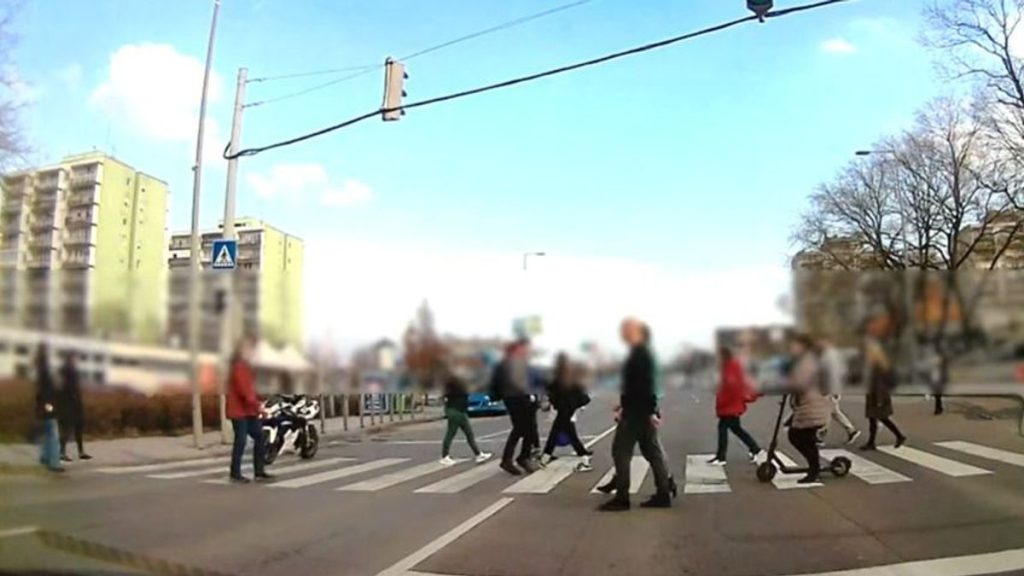 Rémisztő pillanatok: Motoros tömegbe hajt Budapesten - drámai videó
