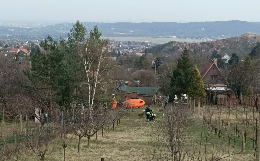 Sokkoló esemény: vitorlázórepülő zuhant egy magánház udvarába Budaörsön