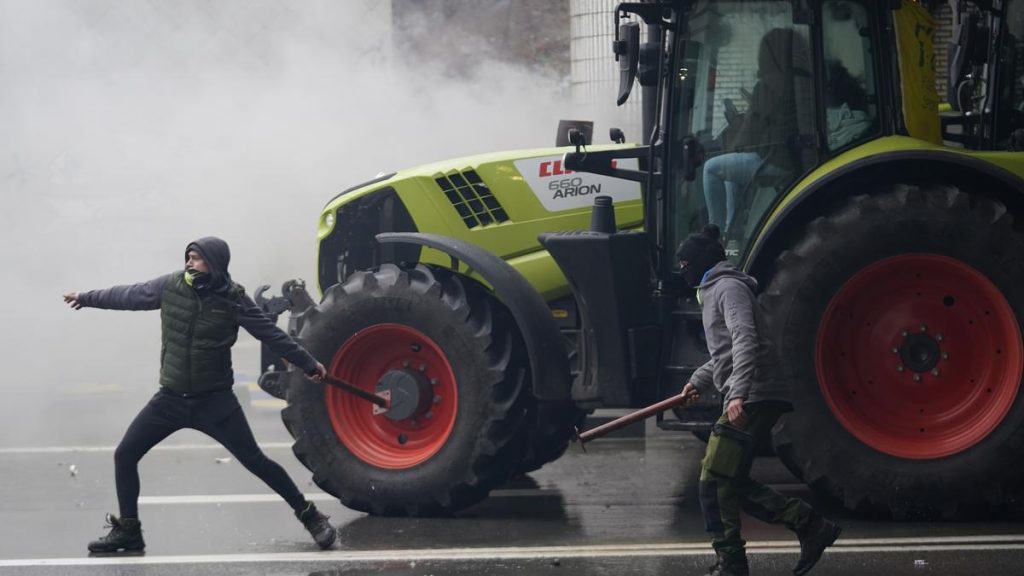 Az égbe szökő lángok Brüsszel felett - A traktoros gazdák kemény fellépése
