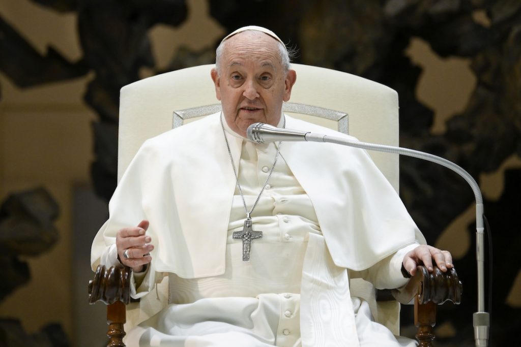 Drámai fordulat: Ferenc pápát kórházba szállították, miután megfázott