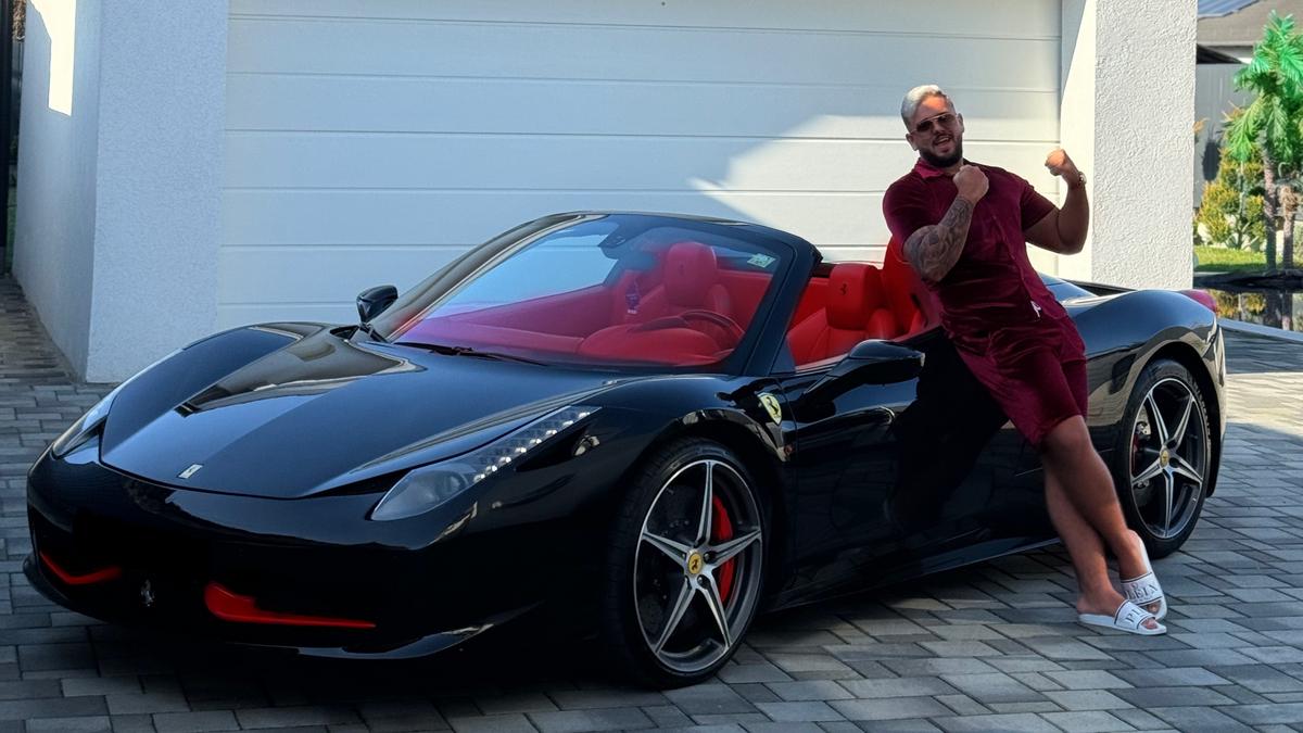 Az extravagáns életstílusával elkápráztató TV2 sztár: 85 milliós luxus-Ferrari és 110 ezer forintos tankolások