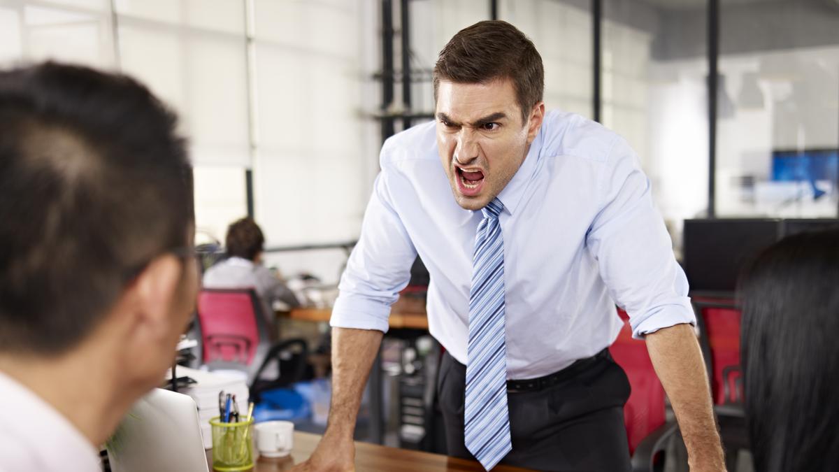 A munkahelyi düh kifejezése: Árt az előrelépésnek és a hatékonyságnak