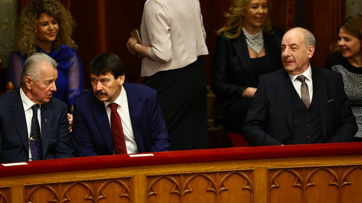 Az "Inkább a szavak, mint a kép: Novák Katalin történelmi pillanata a parlamentben" cím hatásos lehet.
