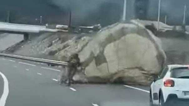 Életveszélyes szituáció az autópályán: ejtőernyős katona landolt a forgalom közepébe – sokkoló felvétel