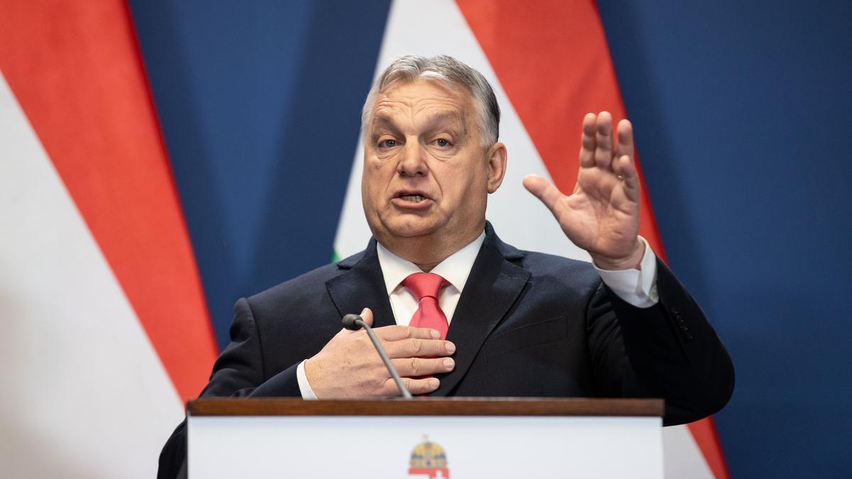 Botrány a színpadon: Orbán Viktor és a pedofil bicskei igazgató régi videója