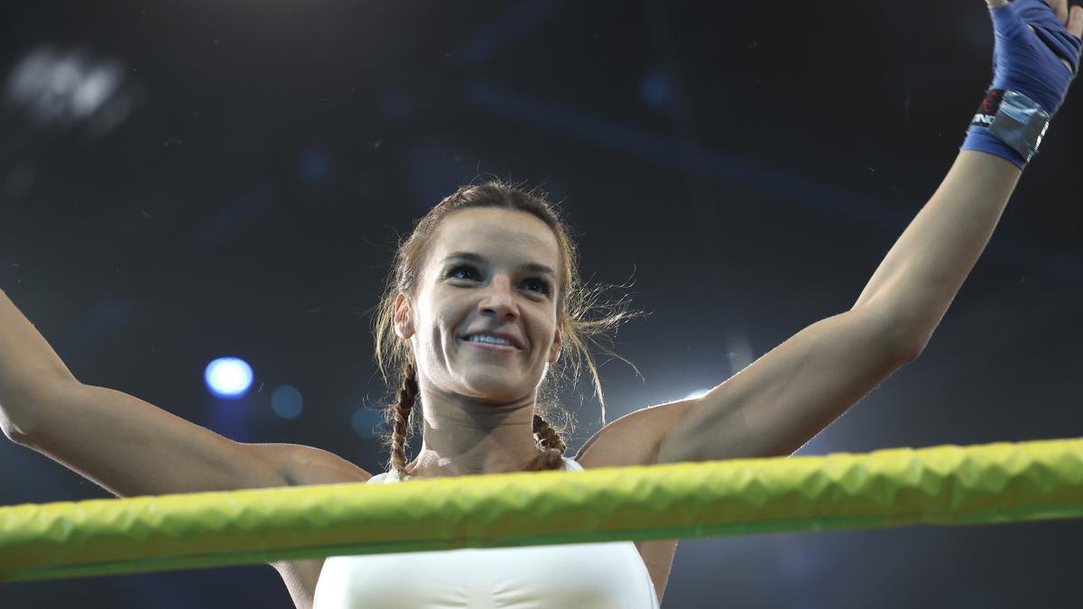 Berki Mazsi újjáéled a bokszringben: Vadító testet villantva és kemény pózokban – lélegzetelállító fotókon