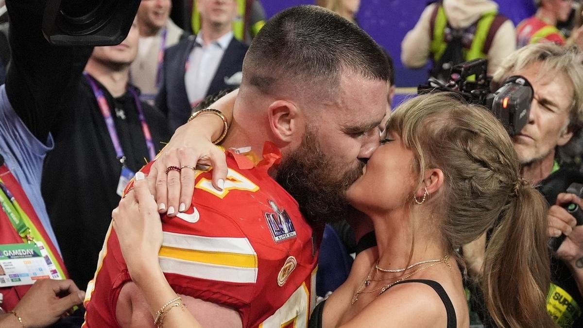 Taylor Swift meglepi a rajongókat: forró csókkal üdvözli szerelmét a Super Bowl-győzelem után – döbbenetes fotó