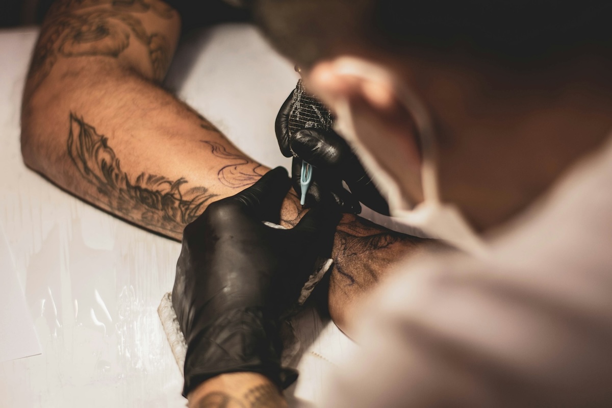 Felfedezték: veszélyes rejtett anyagok a tetoválótintákban