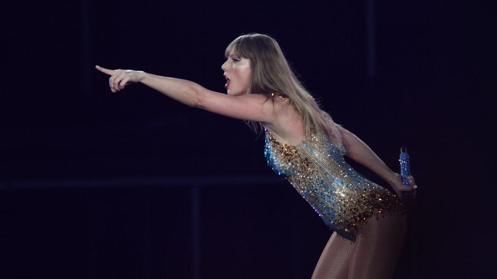 Taylor Swift apját rendőrségi vizsgálat alá vonták a lesifotóssal való összetűzés miatt