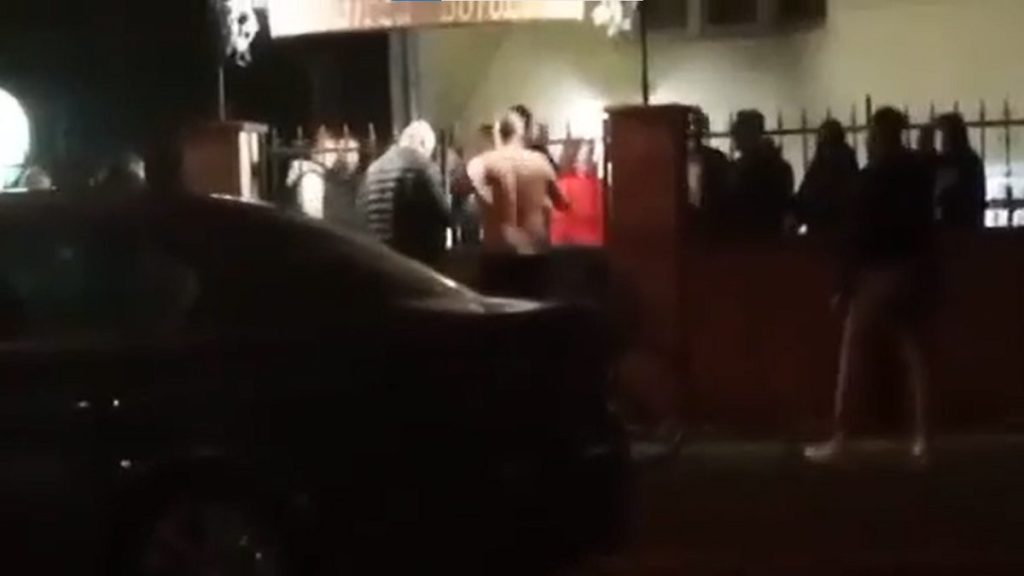 Botrány a borozó előtt: részegen balhézó Tiszaföldvár alpolgármestere sokkoló felvételeken