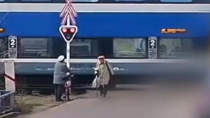 Életveszélyes pillanatok: bottal közlekedő néni lépett a vonat elé Monoron