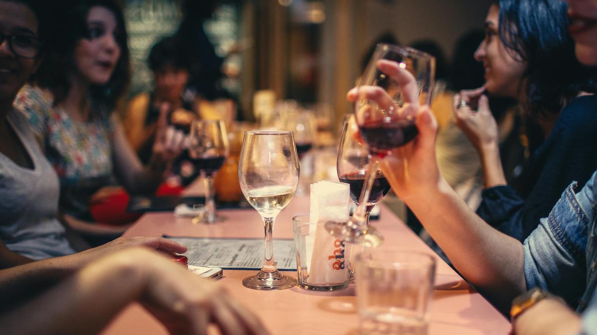 Borászati bölcsességek: A tökéletes bor kiválasztása baráti vacsorákhoz