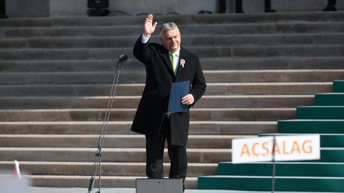 Orbán Viktor harsány kijelentése a Nemzeti Múzeum előtt: 'El kell foglalnunk Brüsszelt!' - Fülsüketítő tapsvihar követte