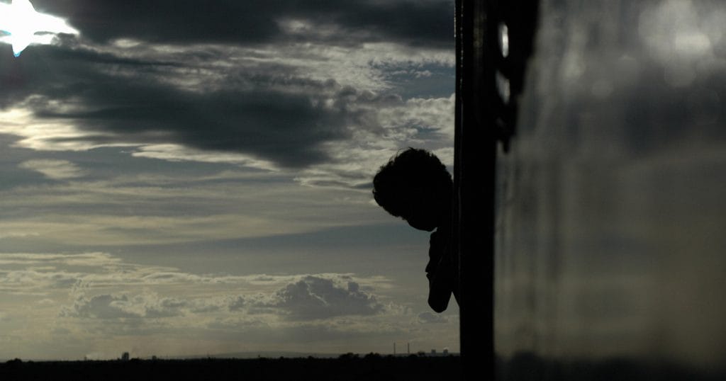 Az elveszett kisfiú története: a vonatárat alvó gyerek sorsa