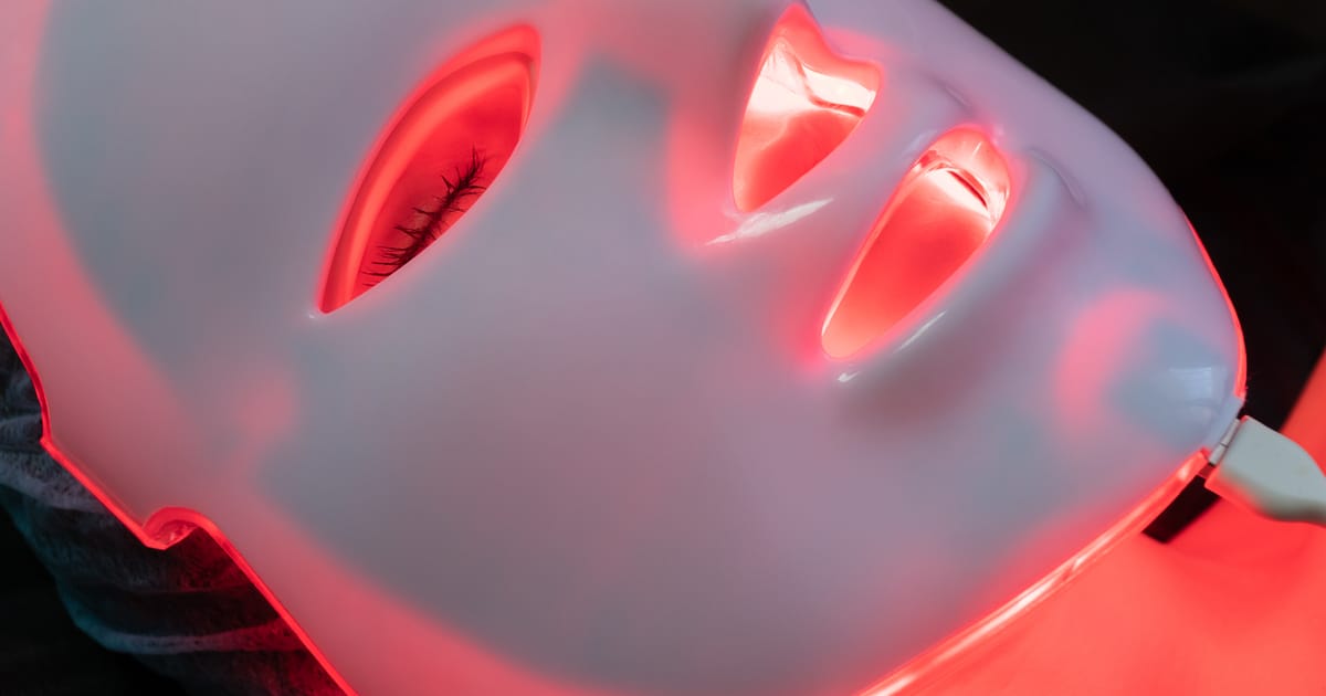 Victoria Beckham első reakciója a furcsa LED-maszkra: Mi rejtőzik a trend mögött, amit a sztárok is követnek?