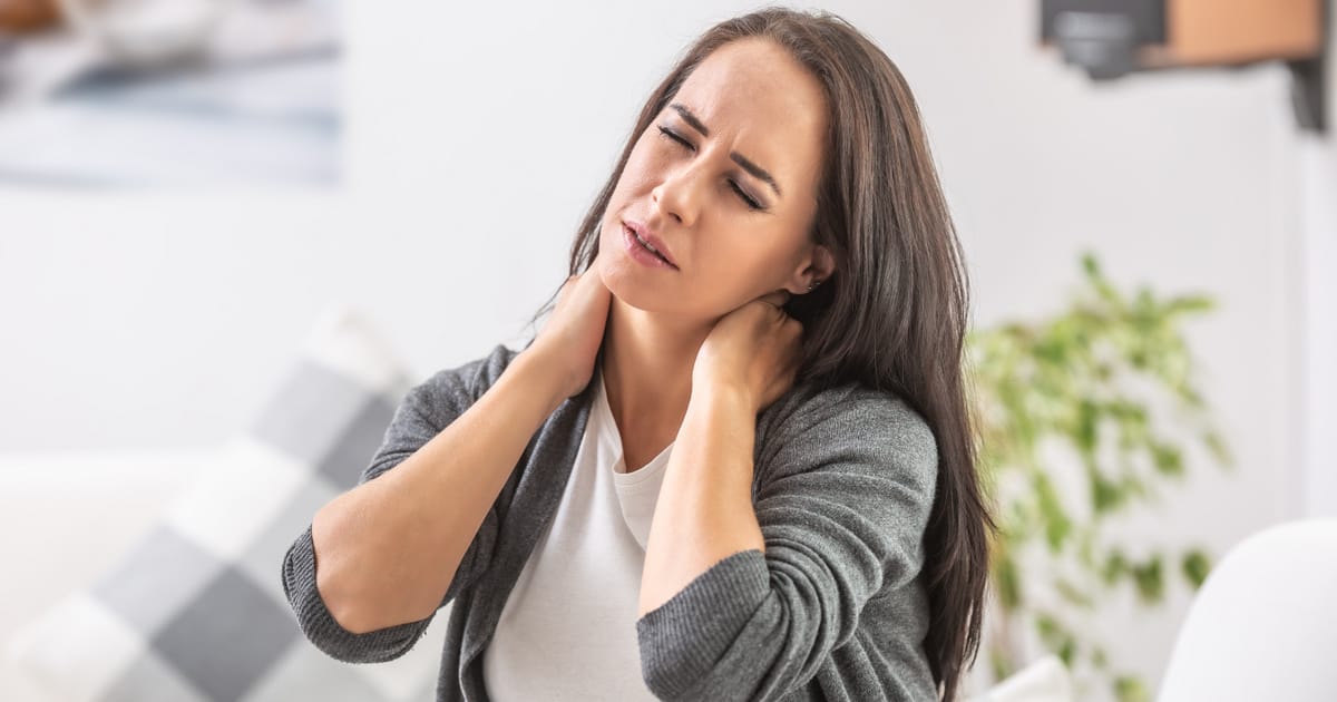 A derék és nyak fájdalma nem viccelődés: 4 figyelmeztető tünet, amikor azonnal orvoshoz kell fordulni