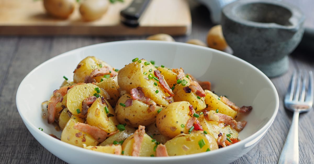 Ínycsiklandó német krumplisaláta ecetes mustáros öntettel és ropogós baconnel