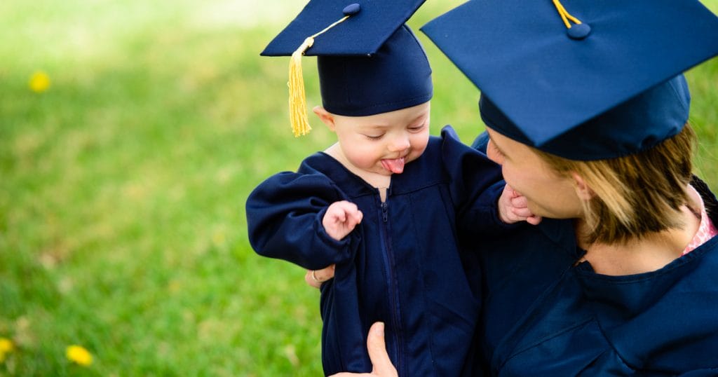 Csodaszép pillanat: Fiatal édesanya vette át diplomáját tíz nappal a szülés után