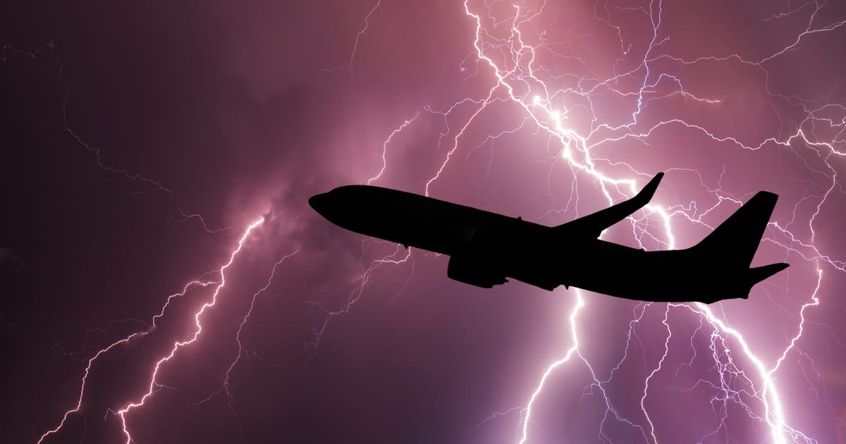 Villámcsapás az égen: lenyűgöző felvétel egy repülőgép megrázó találkozásáról