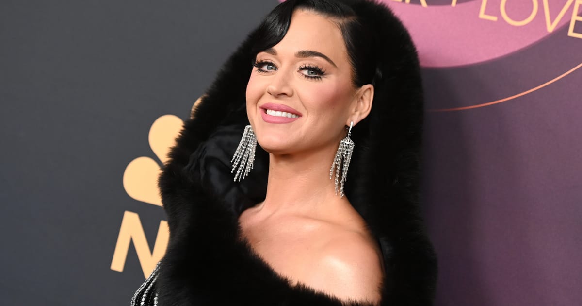 Katy Perry Villantós Szettben a Vörös Szőnyegen: Pletykák Terhességéről