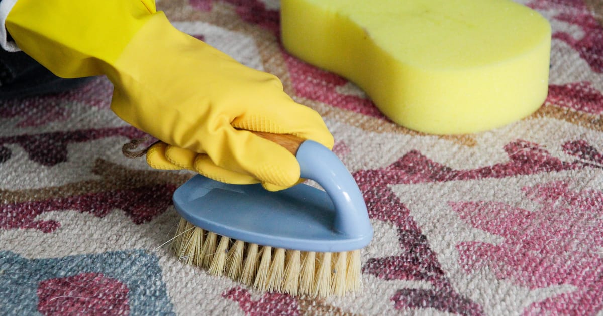 Házi módszerrel tökéletesen tiszta szőnyegek: búcsúzzunk makacs foltoktól és kellemetlen szagoktól!