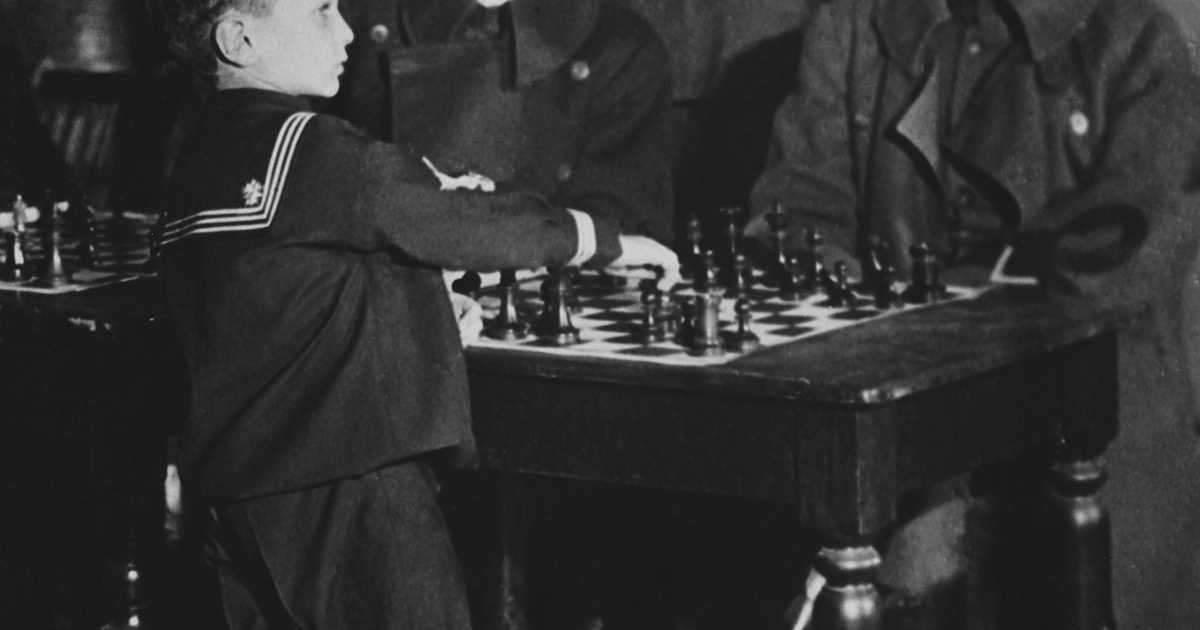 A zseniális fiú, aki 8 évesen legyőzte a felnőtteket: Samuel Reshevsky sakkcsodagyerek története