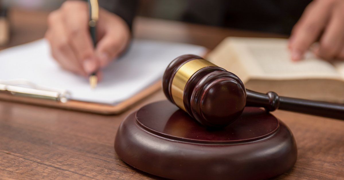 Az ügyvédek új stratégiával védik ügyfeleiket a bíróságokon: változások a jogi védelemben