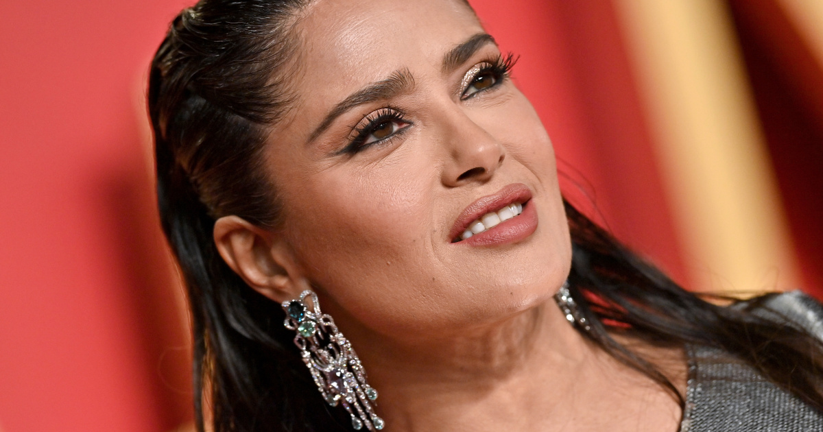 Salma Hayek lenyűgöző bikinis alakban: az 57 éves színésznő elképesztő formában van