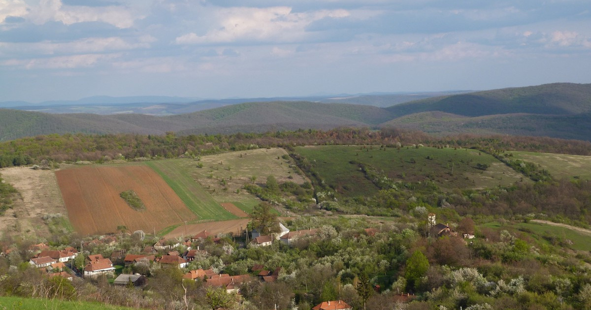 A magyar dombok között rejtőző faluban 60-an élnek: egy tájképes képeslap valóságosa