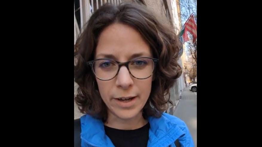 Orosz Anna perel a "pedofilvédő Novák Katalin" felirat miatt: hatalmas botrány a rendőrségen