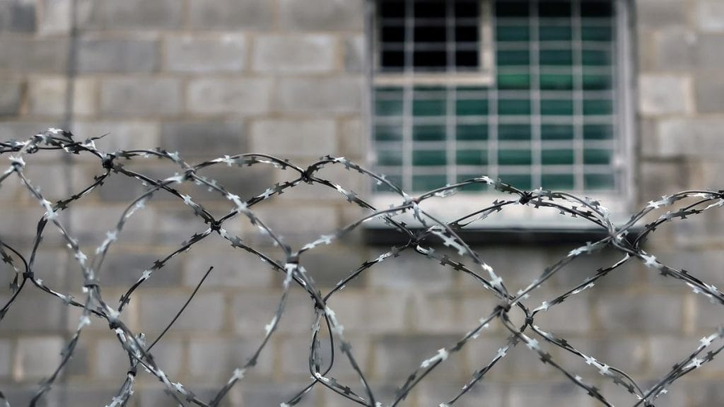 Káosz és pánik: több ezer veszélyes rab szökött meg a börtönből