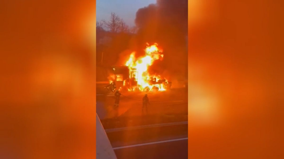 Az M3-ason felrobbant egy lángoló kamion: döbbenetes videó a tűzről